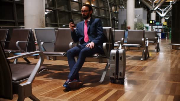 Pendler Mit Handy Wartebereich Flughafen Terminal — Stockvideo