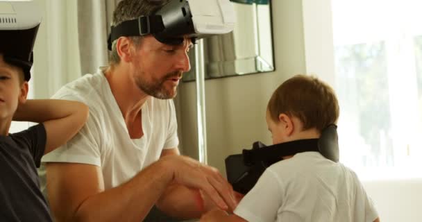 Πατέρας Και Παιδιά Που Χρησιμοποιούν Κάσκες Εικονικής Πραγματικότητας Στον Καναπέ — Αρχείο Βίντεο