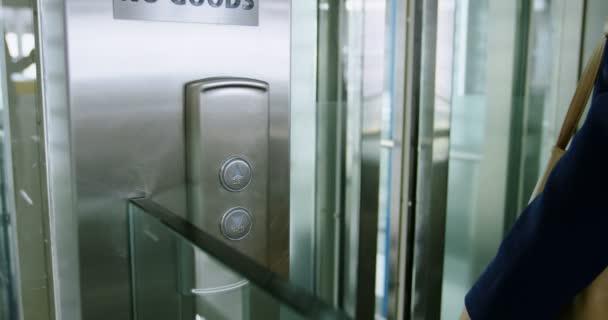 女商人进入电梯在办公室4K — 图库视频影像
