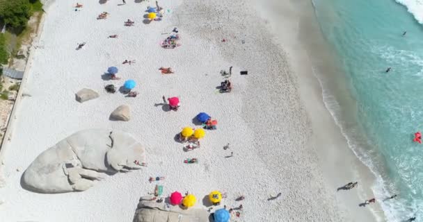 在阳光明媚的海滩上休息的游客鸟瞰图 梅诺卡 西班牙 — 图库视频影像