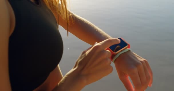 Mittelteil Der Fitten Frau Mit Smartwatch Strand — Stockvideo