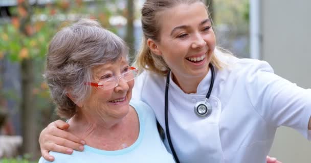 Sorridente Medico Anziano Donna Prendere Selfie Homeyard — Video Stock