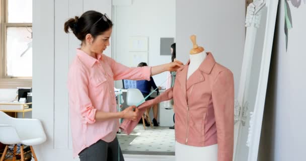 ファッション デザイナー デザイン スタジオ で洋裁モデルのジャケットを測定 — ストック動画