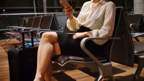 Commuter Utilisant Téléphone Mobile Dans Zone Attente Terminal Aéroport — Video