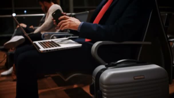 Коммутаторы Использующие Ноутбук Зоне Ожидания Терминале Аэропорта — стоковое видео