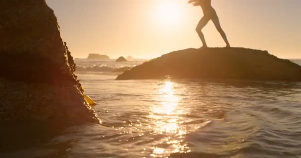 Подходящая Женщина Упражняется Пляже Сумерках — стоковое видео