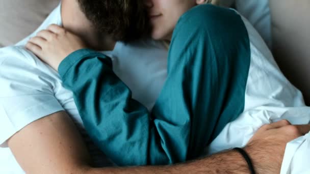 Romantico Coppia Relax Sul Letto Camera Letto Casa — Video Stock