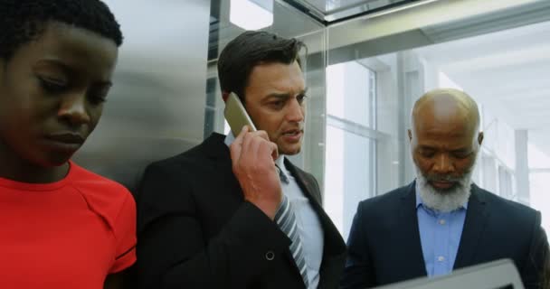 商务人士在4K 办公室的电梯里通话 — 图库视频影像