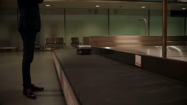 Zakenman Die Zijn Bagage Afhalen Van Bagage Claim Gebied Luchthaven — Stockvideo