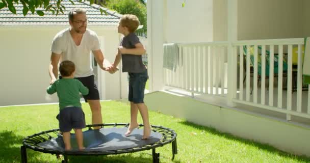 Padre Che Gioca Con Bambini Sul Trampolino Casa Cortile — Video Stock