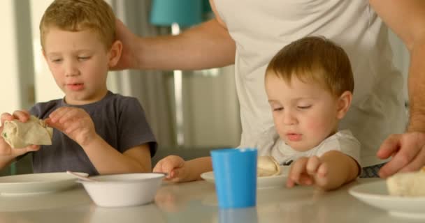 Crianças Tendo Comida Com Pai Mesa Jantar Casa — Vídeo de Stock