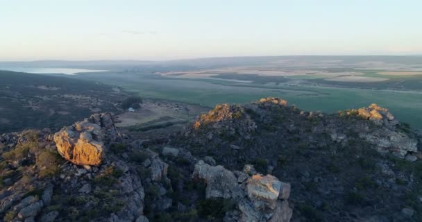 Vue aérienne de belles montagnes rocheuses en plein soleil, Afrique 