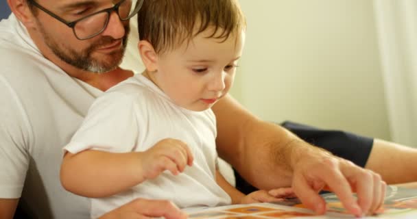Baba Oğlu Yatakta Kitap Okumak Close — Stok video