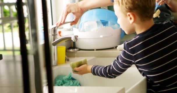 父亲和兄弟姐妹清洗厨房水槽在家里4K — 图库视频影像