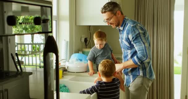 Πατέρας Και Αδέλφια Καθαρισμού Κουζίνας Νεροχύτη Στο Σπίτι — Αρχείο Βίντεο