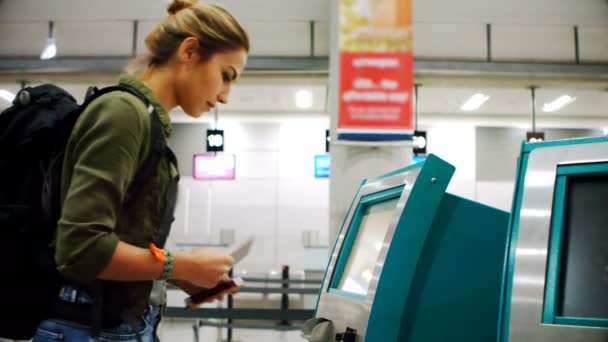 美丽的通勤者扫描护照在扫描仪机器4K — 图库视频影像