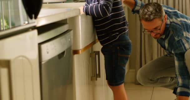 Πατέρας Και Αδέλφια Καθαρισμού Κουζίνας Νεροχύτη Στο Σπίτι — Αρχείο Βίντεο