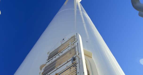 Männlicher Ingenieur Öffnet Die Tür Der Windmühle — Stockvideo