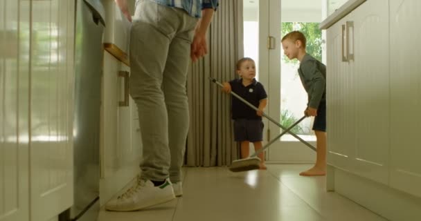 Vater Und Geschwister Putzen Küche Hause — Stockvideo