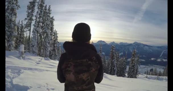 Γυναίκα Στέκεται Πάνω Στο Χιόνι Κάλυψε Τοπίο Χειμώνα — Αρχείο Βίντεο