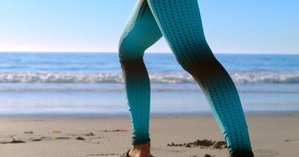 Mujer Realizando Yoga Playa Día Soleado — Vídeos de Stock