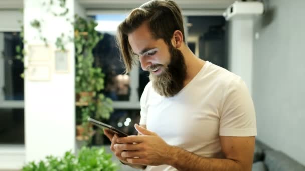 Homem Feliz Usando Tablet Digital Casa — Vídeo de Stock