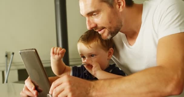 Primer Plano Padre Hijo Usando Tableta Digital Casa — Vídeos de Stock