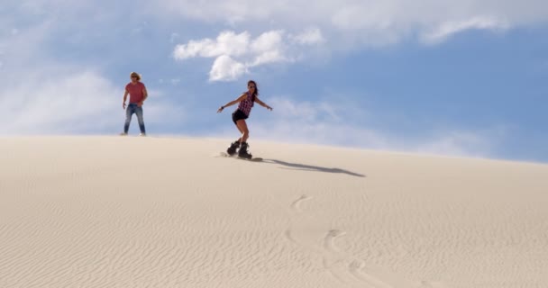 Γυναίκα Sand Επιβίβαση Ενώ Άνθρωπος Βλέποντας Την Στην Έρημο — Αρχείο Βίντεο