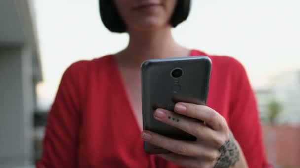 Mulher Usando Telefone Celular Varanda Casa — Vídeo de Stock