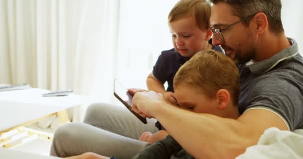 Père Enfants Utilisant Une Tablette Numérique Sur Canapé Maison — Video