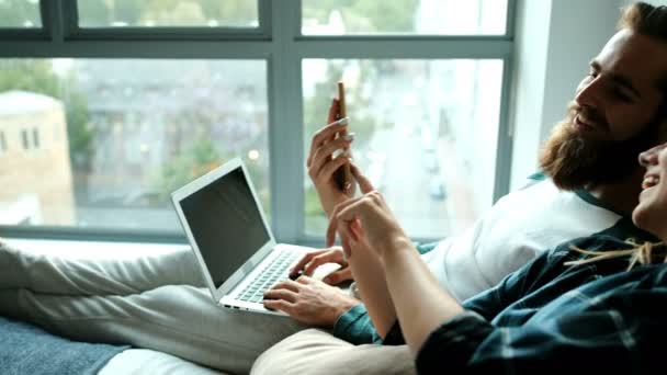 Gelukkige Paar Met Behulp Van Mobiele Telefoon Bed Thuis — Stockvideo