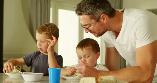 孩子们在家里吃饭 爸爸在餐桌上吃4K — 图库视频影像
