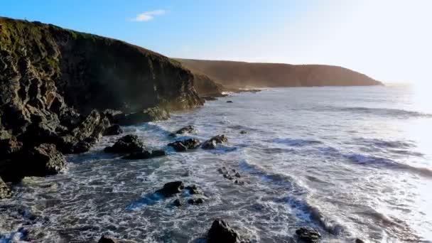 Strand Mit Bergklippen Und Meer Der Abenddämmerung — Stockvideo