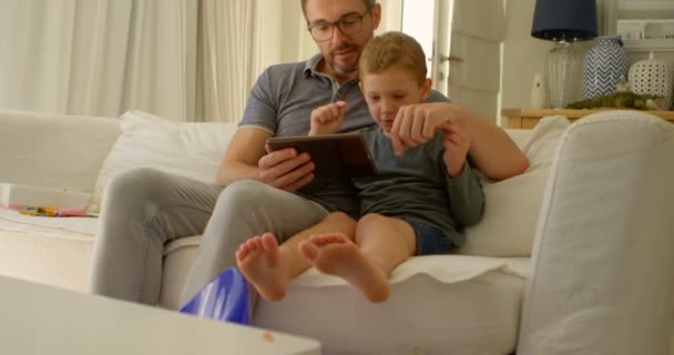 Far Och Son Med Digital Tablett Soffan Vid Hem — Stockvideo