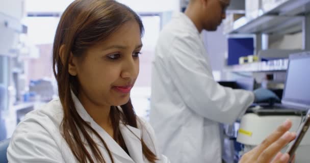 Cientista Usando Tablet Digital Laboratório — Vídeo de Stock