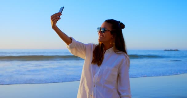 Belle Femme Prenant Selfie Avec Téléphone Mobile Sur Plage — Video