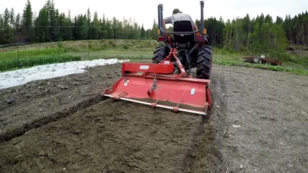 Mann Verklagt Traktor Auf Dem Bauernhof Auf Dem Land — Stockvideo