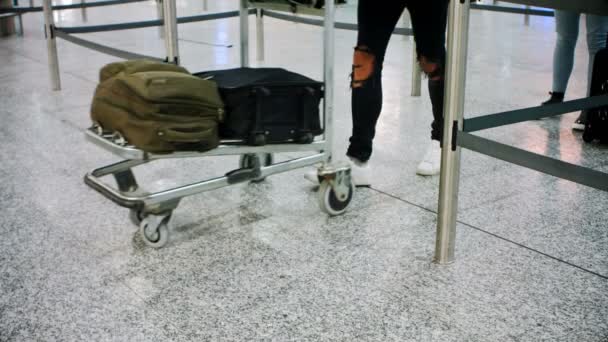 Viajeros Caminando Con Equipaje Terminal Del Aeropuerto — Vídeos de Stock