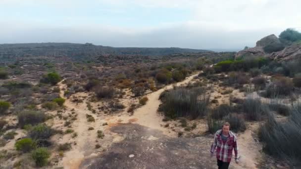 Uomo Cammina Sentiero Roccioso Nel Paesaggio — Video Stock