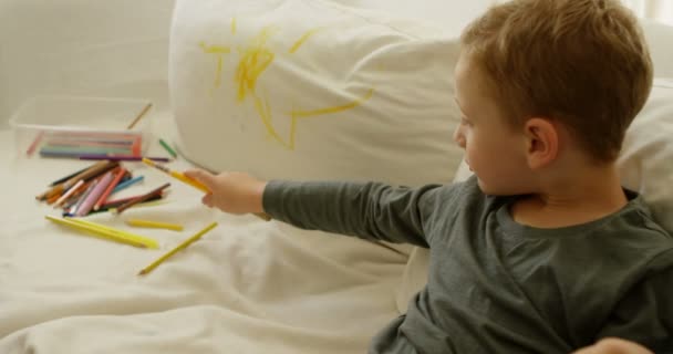 Niño Con Lápices Color Sofá Casa — Vídeo de stock