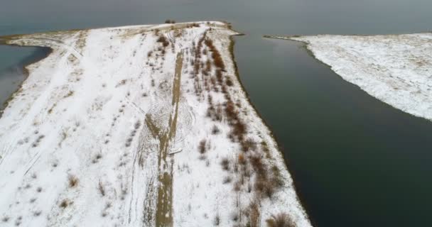 の間の雪の覆われた土地と川沿いの山々 — ストック動画