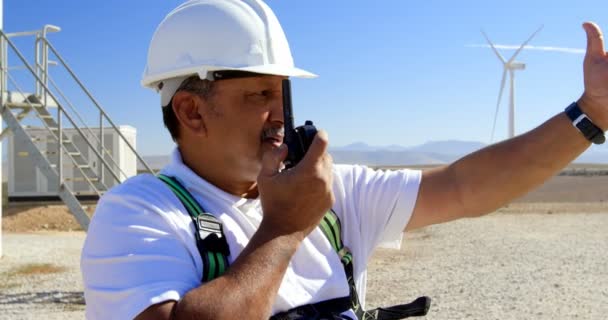 Mannelijke Ingenieur Praten Walkie Talkie Het Windpark Een Zonnige Dag — Stockvideo