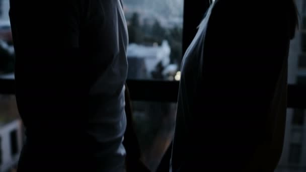 ロマンチックなカップルは を自宅の窓の近く立ったままキス — ストック動画