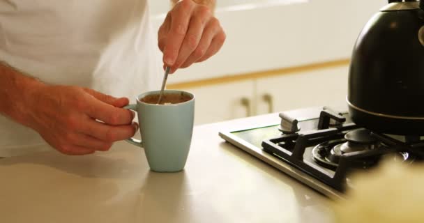 Mid Sectie Van Man Roeren Van Koffie Keuken Bij Huis — Stockvideo