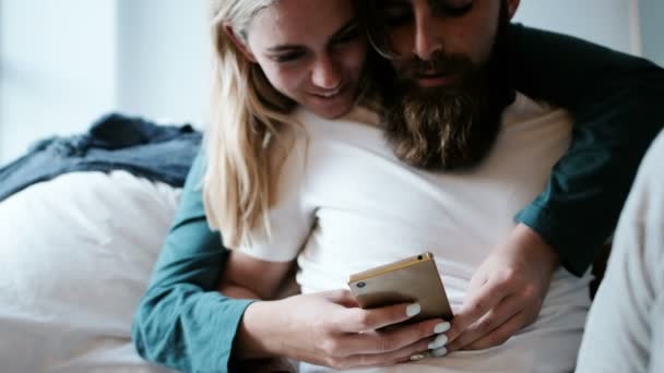 Pareja Romántica Interactuando Mientras Utiliza Teléfono Móvil Casa — Vídeo de stock