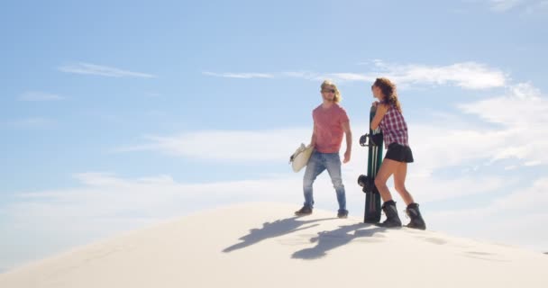 Casal Caminhando Com Tábuas Areia Deserto Dia Ensolarado — Vídeo de Stock