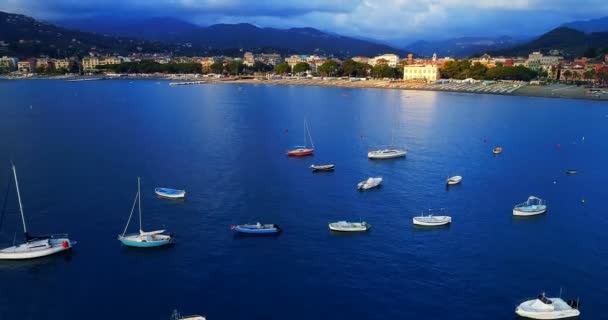 Bateaux Flottant Sur Surface Mer Par Côte — Video