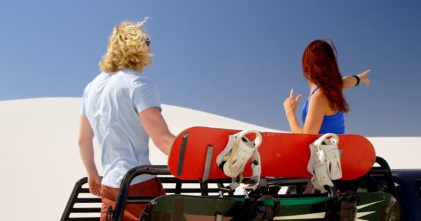 Man Vrouw Met Zand Planken Met Elkaar Praten Een Zonnige — Stockvideo