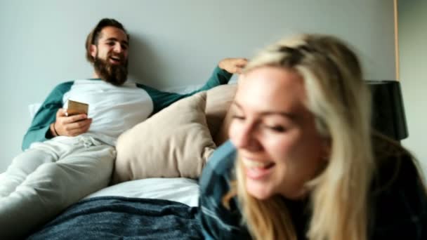 Mann Kitzelt Frau Während Sie Hause Bett Liegt — Stockvideo