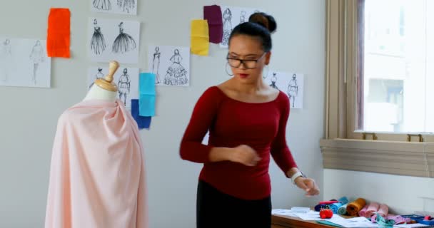Módní Návrhářka Pracuje Modelu Tvůrci Šaty Design Studiu — Stock video